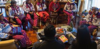 El grupo de representantes del tradicional "Juego de Gallos" de Todos Santos Cuchumatán, se reunió con autoridades del Ministerio de Cultura. Foto La Hora: MCD