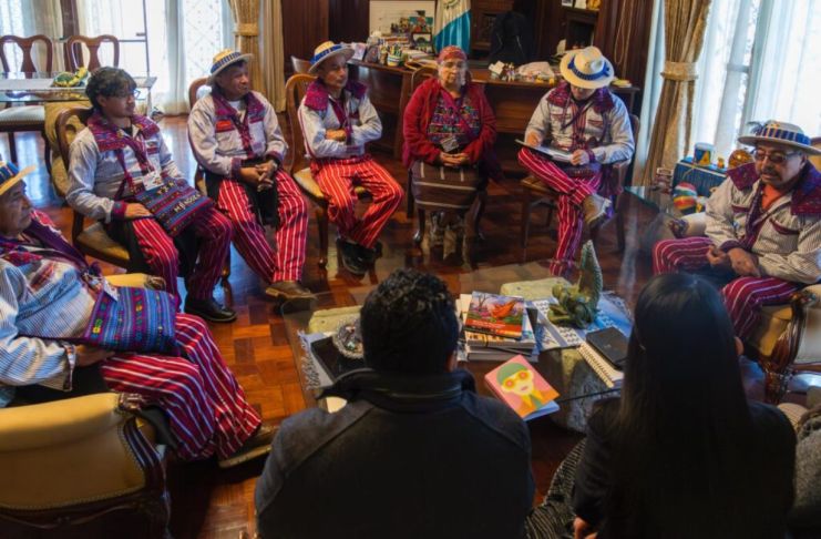 El grupo de representantes del tradicional "Juego de Gallos" de Todos Santos Cuchumatán, se reunió con autoridades del Ministerio de Cultura. Foto La Hora: MCD