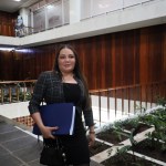 La magistrada electa Julia Rivera llegó a las instalaciones de la Usac el pasado 6 de febrero a entregar el expediente en el que habría incorporado documentos falsos. Foto La Hora: Daniel Ramírez.