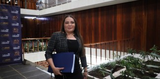 La magistrada electa Julia Rivera llegó a las instalaciones de la Usac el pasado 6 de febrero a entregar el expediente en el que habría incorporado documentos falsos. Foto La Hora: Daniel Ramírez.