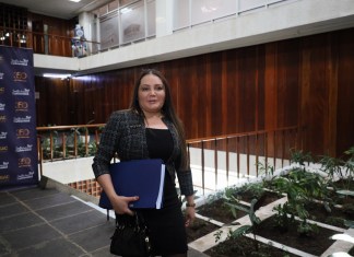 La magistrada electa Julia Rivera llegó a las instalaciones de la Usac el pasado 6 de febrero a entregar el expediente en el que habría incorporado documentos falsos. Foto La Hora: Daniel Ramírez.