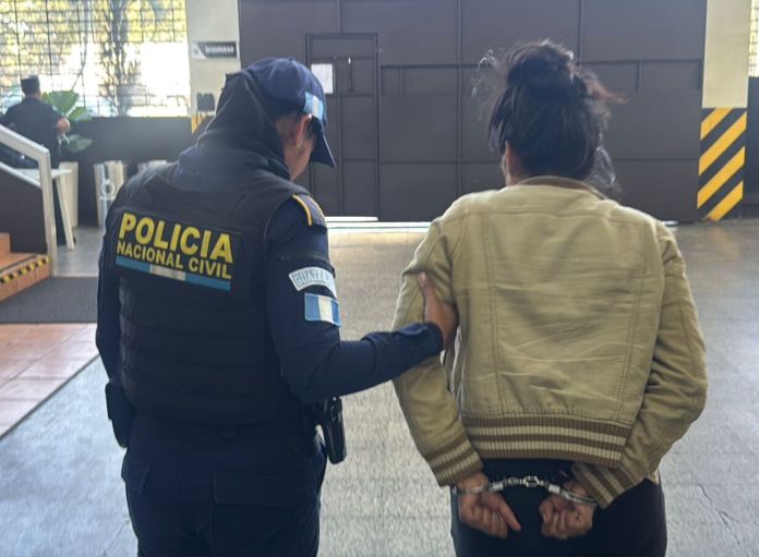 Capturan a alias “La Chenca”, señalada como presunta integrante de la mara 18 y requerida por cinco juzgados por el delito de extorsión.