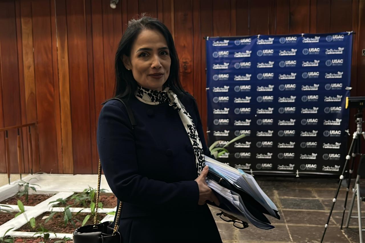 Leyla Lemus con su expediente a magistrada de la CC ante el CSU. Foto La Hora: José Orozco