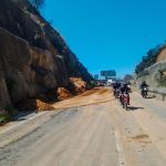 Caminos envió maquinaria a la zona de derrumbe para retirar el material acumulado en el kilómetro 61 del libramiento de Chimaltenango. Foto La Hora: Caminos_CIV