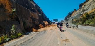 Caminos envió maquinaria a la zona de derrumbe para retirar el material acumulado en el kilómetro 61 del libramiento de Chimaltenango. Foto La Hora: Caminos_CIV