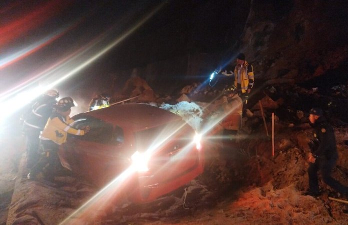 Los Bomberos Voluntarios rescataron a tres personas atrapadas en un vehículo tras desprendimiento de tierra en el Libramiento de Chimaltenango.