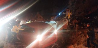 Los Bomberos Voluntarios rescataron a tres personas atrapadas en un vehículo tras desprendimiento de tierra en el Libramiento de Chimaltenango.