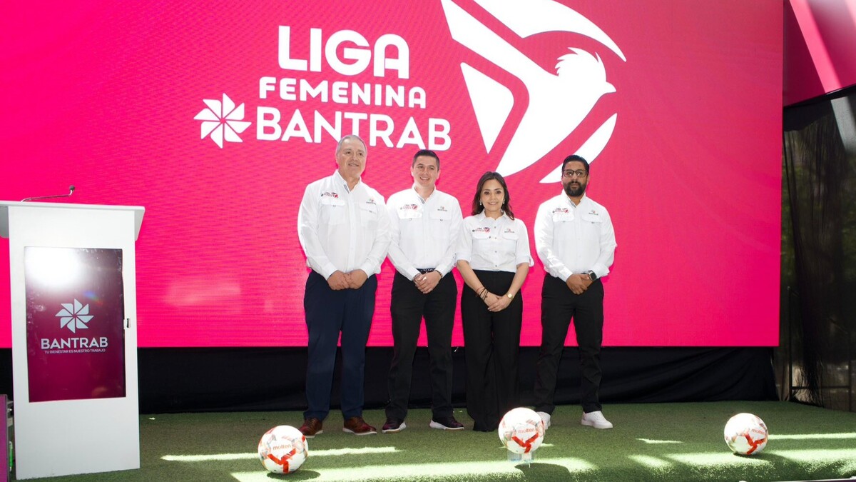 De izquierda a derecha: William Martínez, representante de la Federación de Fútbol de Guatemala; Jesús Pineda, gerente de Clústeres Estratégicos de Bantrab; Mayra Medrano, directora comercial de Captaciones y Segmentos Especiales de Bantrab; Ernesto Arango, representante de la Liga Nacional de Fútbol Femenino de Guatemala. Foto: Deportes Bantrab.