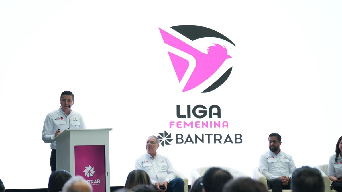 Jesús Pineda, gerente de clústeres estratégicos de Bantrab, durante la presentación del patrocinio de la Liga Nacional de Fútbol Femenino de Guatemala. Foto: Bantrab.