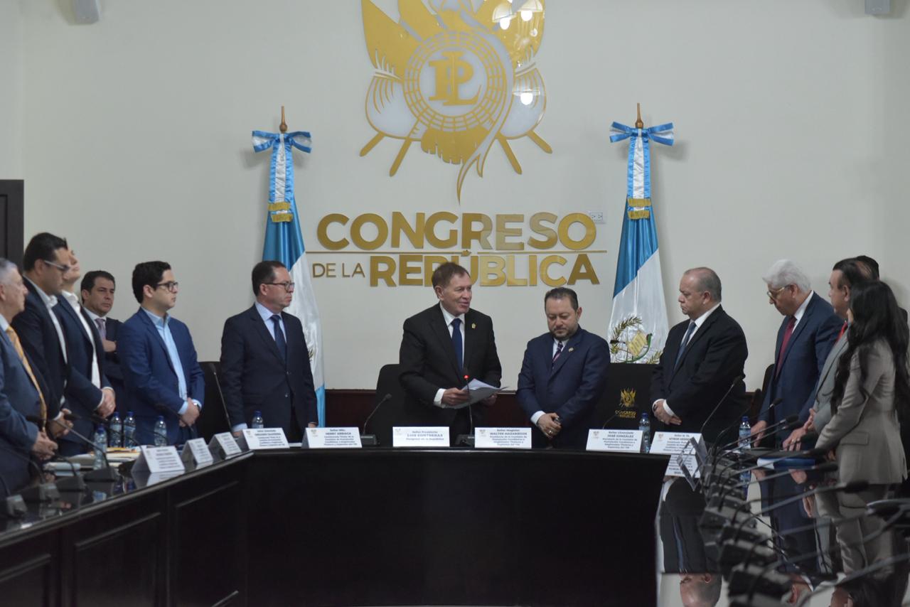 Luis Contreras, presidente del Congreso, recibe la lista de los 20 aspirantes a magistrados del TSE, por la cual se espera los diputados elijan a la magistratura el 10 de marzo. Foto La Hora: José Orozco