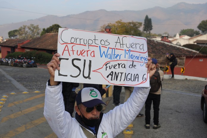 Un grupo de manifestantes se plantó en las afueras del lujoso hotel en Antigua Guatemala, en donde se llevó a cabo la elección de magistrados, y reclamó la expulsión de Walter Mazariegos del municipio. Foto La Hora: Daniel Ramírez.