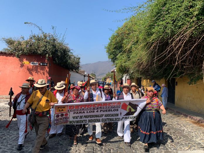 Manifestantes desde San Miguel Uspantán se oponer la elección en el Consejo Superior Universitario en Antigua Guatemala. Foto La Hora - Carlos Vicente