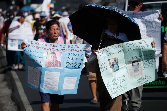 Familiares de personas detenidas en El Salvador, que defienden la inocencia de sus parientes, protestaron contra los juicios masivos de personas arrestadas. Foto La Hora: EFE