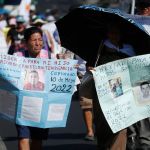 Familiares de personas detenidas en El Salvador, que defienden la inocencia de sus parientes, protestaron contra los juicios masivos de personas arrestadas. Foto La Hora: EFE