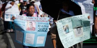 Familiares de personas detenidas en El Salvador, que defienden la inocencia de sus parientes, protestaron contra los juicios masivos de personas arrestadas. Foto La Hora: EFE