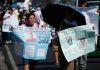 Familiares de personas detenidas en El Salvador, que defienden la inocencia de sus parientes, protestaron contra los juicios masivos de personas arrestadas. Foto La Hora: EFE