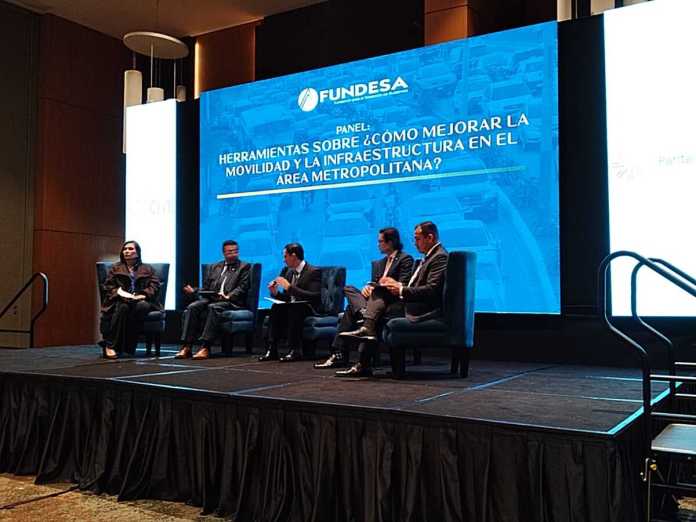 Más carreteras y transporte, sectores urgen acciones conjuntas para resolver el tránsito vial