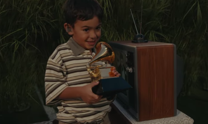 Uno de los momentos que más comentarios generó fue cuando el artista compartió el escenario con un niño y le entregó simbólicamente un premio Grammy. Foto: YouTube / NFL