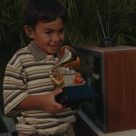 Uno de los momentos que más comentarios generó fue cuando el artista compartió el escenario con un niño y le entregó simbólicamente un premio Grammy. Foto: YouTube / NFL