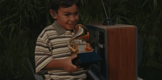 Uno de los momentos que más comentarios generó fue cuando el artista compartió el escenario con un niño y le entregó simbólicamente un premio Grammy. Foto: YouTube / NFL