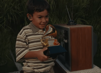 Uno de los momentos que más comentarios generó fue cuando el artista compartió el escenario con un niño y le entregó simbólicamente un premio Grammy. Foto: YouTube / NFL