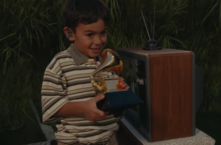 Uno de los momentos que más comentarios generó fue cuando el artista compartió el escenario con un niño y le entregó simbólicamente un premio Grammy. Foto: YouTube / NFL