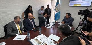 El ministro de Gobernación, Marco Antonio Villeda, en una citación con el diputado José Chic. Foto: La Hora / Daniel Ramírez