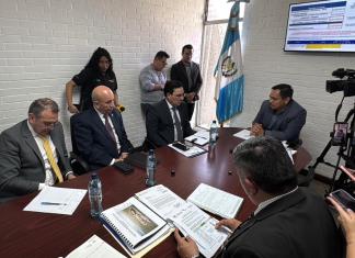 El ministro de Gobernación, Marco Antonio Villeda, en una citación con el diputado José Chic. Foto: La Hora / Daniel Ramírez