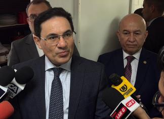 El ministro de Gobernación, Marco Antonio Villeda, responde por adquisición de armas para agentes de la PNc. Foto: La Hora / Daniel Ramírez