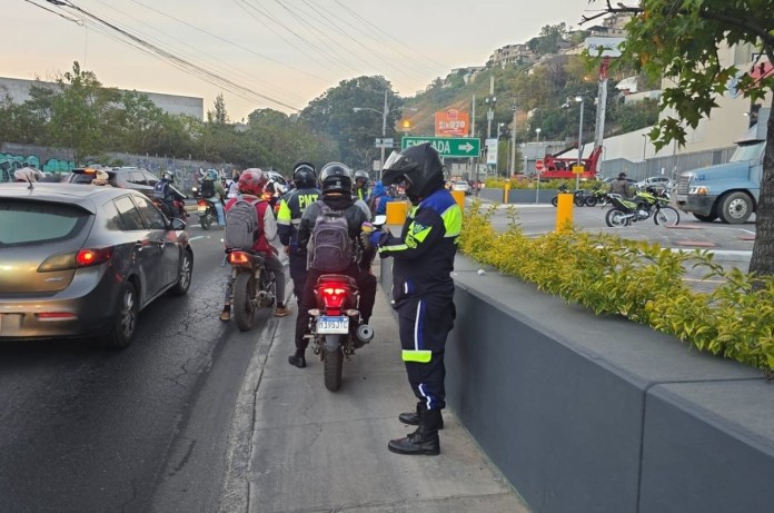 Motoristas multados por circular en paso peatonal en calzada la Paz. Foto: Policía MT