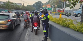 Motoristas multados por circular en paso peatonal en calzada la Paz. Foto: Policía MT