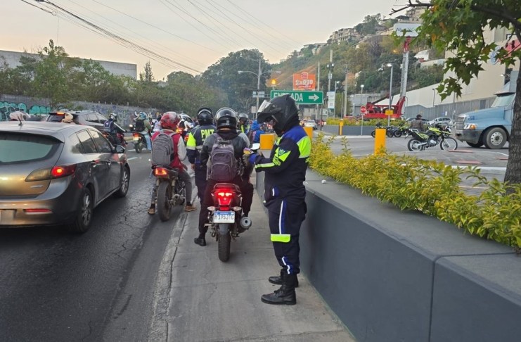 Motoristas multados por circular en paso peatonal en calzada la Paz. Foto: Policía MT
