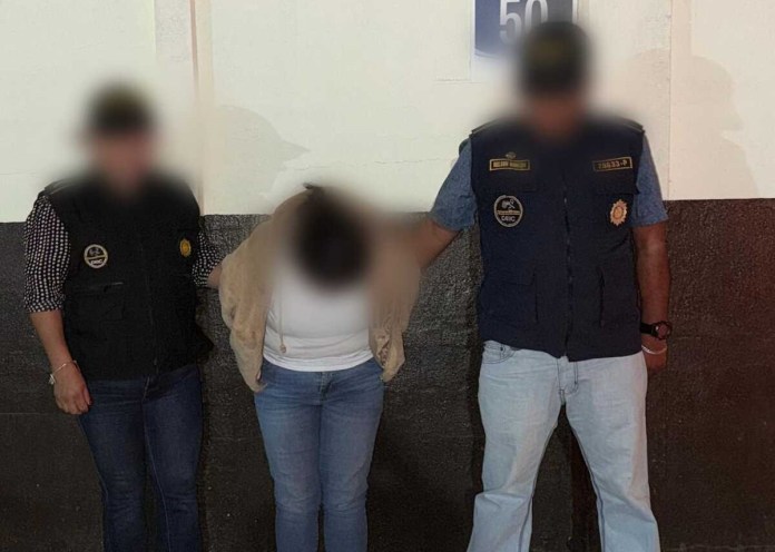 Autoridades capturan a Seleny Q., a quien se le atribuye el delito de abandono de niños y personas desvalidas. Foto: Ministerio Público (MP)