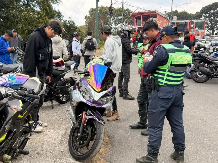 Tránsito PNC impone más de 1,800 multas durante operativos. Foto La Hora: Tránsito de la PNC.