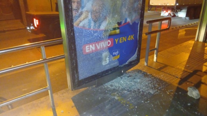 Capturan a responsable de vandalizar estaciones Capuchinas y Colón del TransMetro. Foto La Hora: MuniGuate.