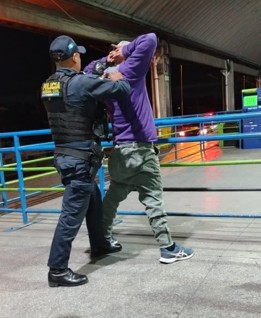 Capturan a responsable de vandalizar estaciones Capuchinas y Colón del TransMetro. Foto La Hora: MuniGuate.