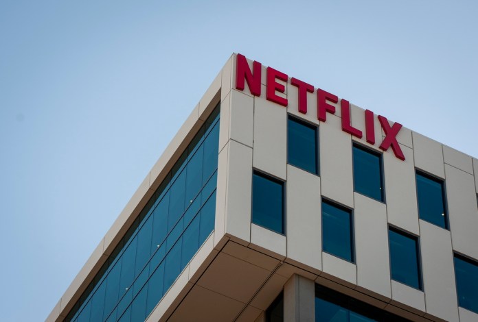 El gigante del entretenimiento Netflix anunció este jueves que se retira de la batalla por adquirir Warner Bros. Discovery.