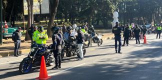 Agentes de Tránsito de la PNC y la PMT de San Lucas Sacatepéquez participan en el operativo de control para prevenir accidentes. Foto La Hora: PNC
