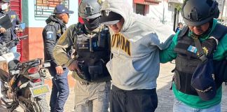 Las autoridades de la PNC y el MP informaron que los dos detenidos son presuntos integrantes de la Mara Salvatrucha. Foto La Hora: PNC