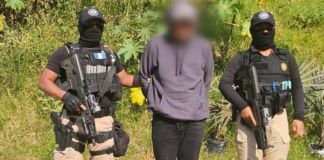 Los agentes del MP y elementos policiales esperaron para que se llevara a cambo la transacción para detenerlo en flagrancia. Foto La Hora: MP