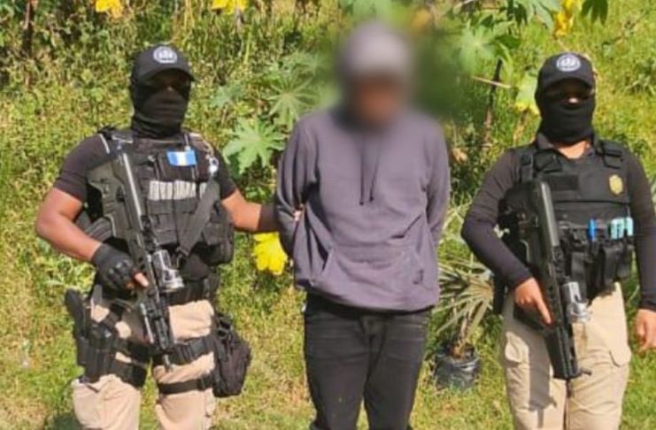 Los agentes del MP y elementos policiales esperaron para que se llevara a cambo la transacción para detenerlo en flagrancia. Foto La Hora: MP