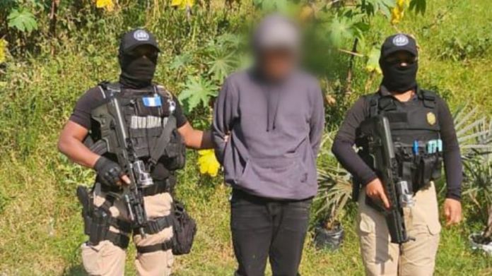 PNC detenido MP Los agentes del MP y elementos policiales esperaron para que se llevara a cambo la transacción para detenerlo en flagrancia. Foto La Hora: MP