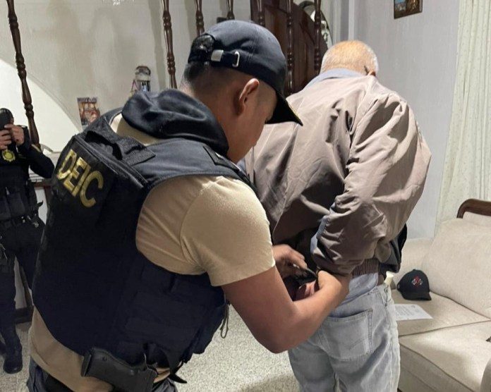 Policía Nacional Civil (PNC) detiene a padre por el delito de parricidio en colonia Paseo Villa Flor, zona 6 de Mixco. Foto La Hora: PNC