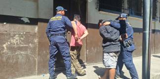 PNC captura a supuestos robamotos luego de denuncia ciudadana en Escuintla. Foto La Hora: PNC.