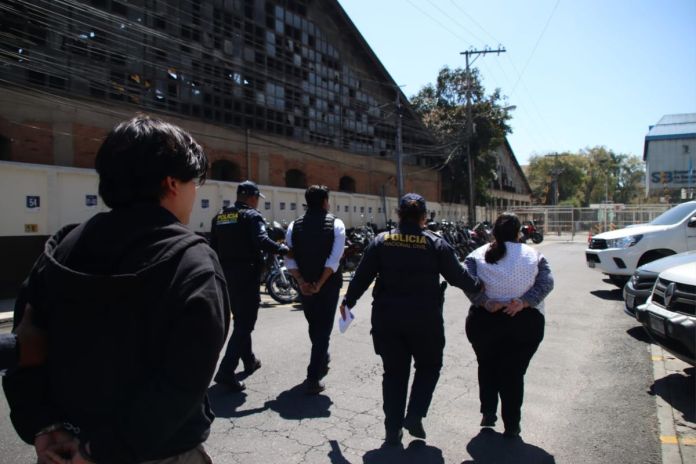 Padres e hijo capturados por lavado de dinero. Foto La Hora: PNC
