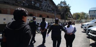 Padres e hijo capturados por lavado de dinero. Foto La Hora: PNC