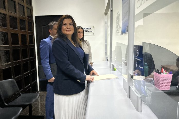 Los abogados que presentaron amparo que vetó el voto de los profesionales de las ciencias afines ante el CANG, buscan limitar declaraciones de presidenta. Foto La Hora: José Orozco