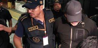 Investigadores de la PNC y agentes fiscales del Ministerio Público llevaron a cabo el operativo para capturarlo en la zona 14. Foto La Hora: PNC