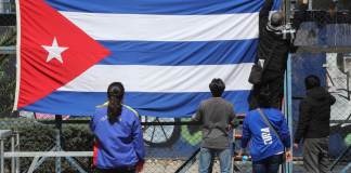 El peso cubano marcó un mínimo histórico en el mercado informal al depreciarse hasta las 500 unidades por dólar estadounidense.