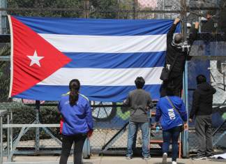 El peso cubano marcó un mínimo histórico en el mercado informal al depreciarse hasta las 500 unidades por dólar estadounidense.